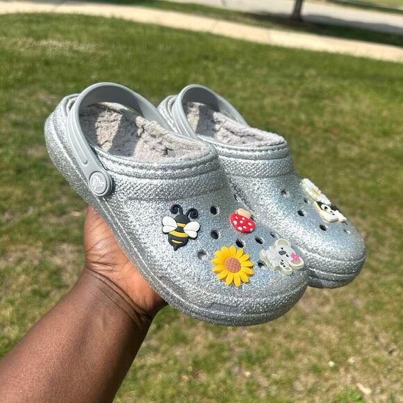 CROCS KIDS CLASSIC LINED GLITTER CLOGS WITH CHARMS Size J 4 - Picture 9 of 12